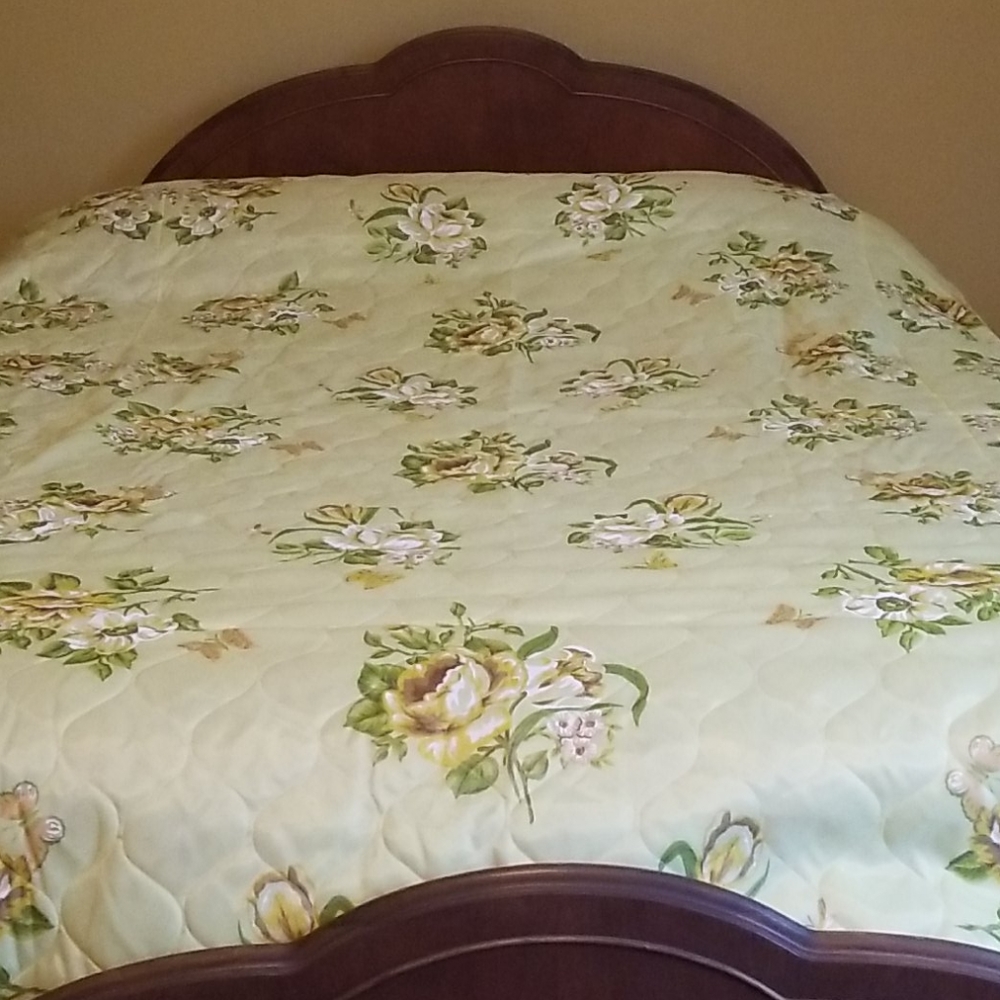 1970"s floral bedspread approx 110" ×"120"